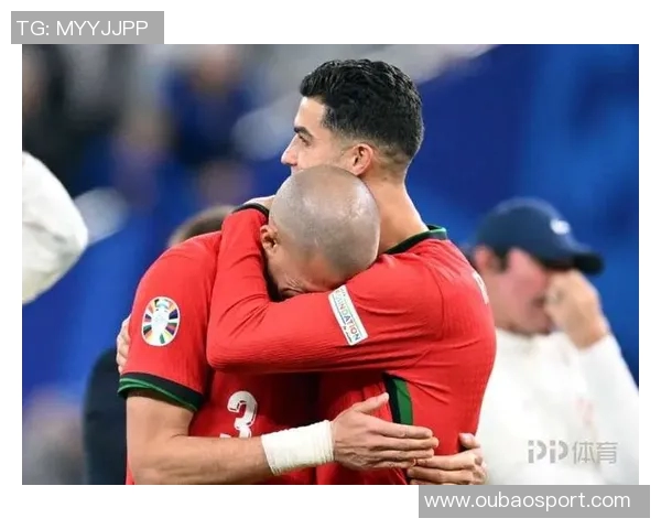 佩佩回忆初见C罗时光：17岁少年训练后啃苹果健身的故事